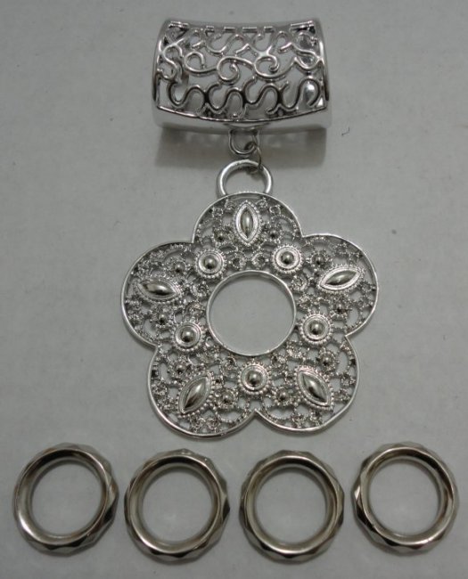 Scarf Charm: Filigree Daisy